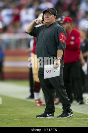 Santa Clara, California, USA. 2 Ottobre, 2016. San Francisco 49ers head coach Chip Kelly guarda la classifica dopo l'ultimo azionamento contro Dallas Cowboys nel quarto trimestre durante una partita a Levi's Stadium di domenica 2 ottobre 2016 in Santa Clara, California © Paul Kitagaki Jr/Sacramento Bee/ZUMA filo/Alamy Live News Foto Stock