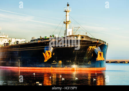 Una prua di una nave cisterna con il dispositivo di ancoraggio. Foto Stock