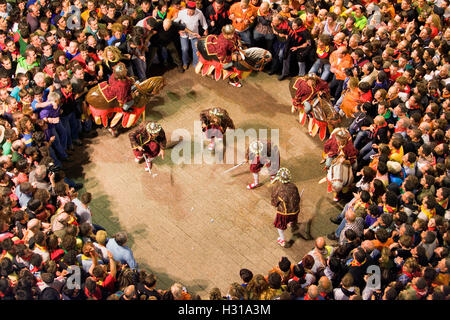 "Io Turcs cavallets'(turchi e cavalli-Turcos y caballitos)Plaça de Sant Pere. La Patum (capolavoro di Orale Immateriale Herita Foto Stock