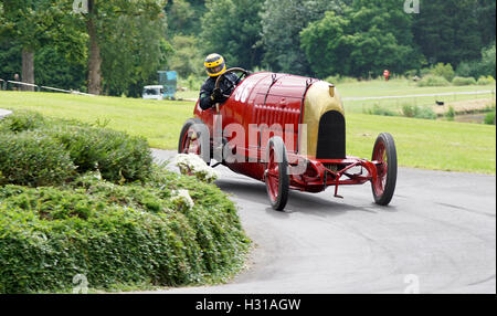 Duncan Pittaway combatte il 1911 FIAT S76 noto come la bestia di Torino attraverso la rotatoria alla 2016 Chateau Impney Foto Stock