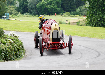 Duncan Pittaway combatte il 1911 FIAT S76 noto come la bestia di Torino attraverso la rotatoria alla 2016 Chateau Impney Foto Stock