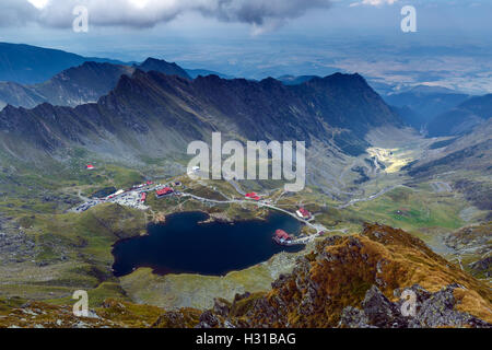 Vista aerea del lago Balea nei Carpazi romeni tra le gamme della montagna Foto Stock