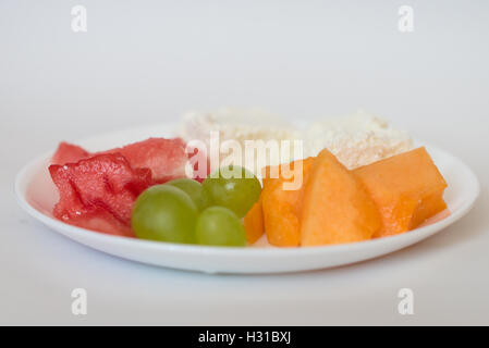 Anguria a fette, melone, formaggio, uva Foto Stock