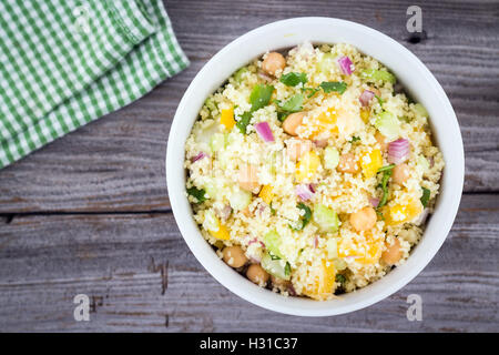 Il cous cous di agrumi con insalata di ceci Foto Stock