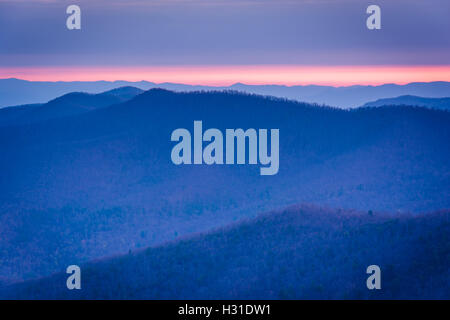 Sunrise vista di strati di Blue Ridge da Blackrock Summit, nel Parco Nazionale di Shenandoah, Virginia. Foto Stock