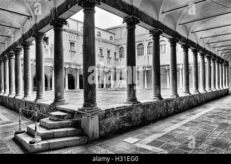 Cortile interno del centro storico di ricchi palazzi italiani - Palazzo Ducale a Venezia città di antica repubblica. Spazio vuoto circondato Foto Stock