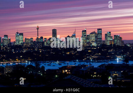 Sydney skyline della città al tramonto tramonto crepuscolo notte con Rose Bay in primo piano sobborghi Orientali Sydney NSW Australia Foto Stock