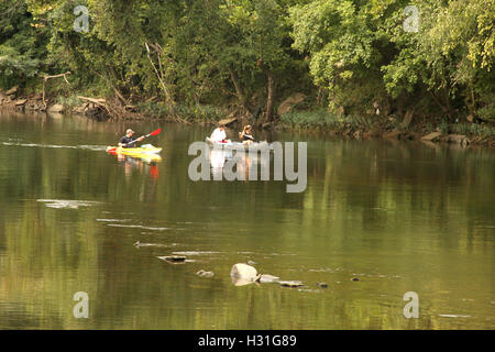 Vari tipi di barche galleggiante sul fiume James al kick-dell'evento per il James River Batteau Festival di Lynchburg, Virginia Foto Stock