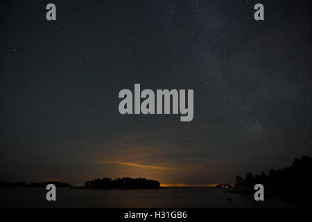 Cielo notturno visto da Stora Herrö isola, Espoo Finlandia, Europa UE Foto Stock