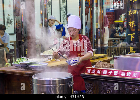 Cucina di strada presso il Quartiere Musulmano a Xi'an, Cina. Foto Stock