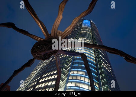 Maman ragno gigante scultura ( 2003) da Louise Bourgeois di fronte Mori Tower a Roppongi Hills si trova nel quartiere di Roppongi di Minato, Tokyo Foto Stock