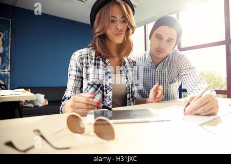 Happy web designer il brainstorming sulle nuove sartup Foto Stock