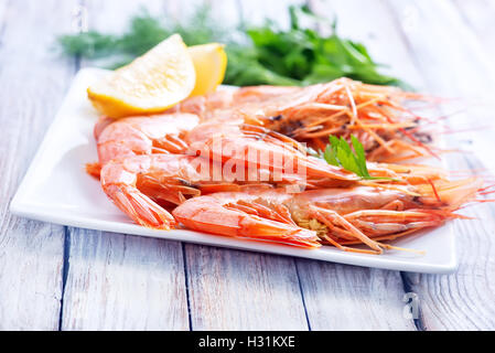 Gamberetti lessati sulla piastra e su una tavola Foto Stock