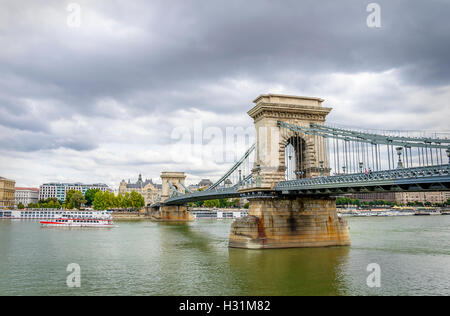 Il ponte sul Danubio a Budapest nel torbido meteo. Foto Stock