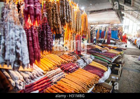 Dolci freschi churchkhelain visualizzati in un mercato di Kutaisi, Georgia. Foto Stock