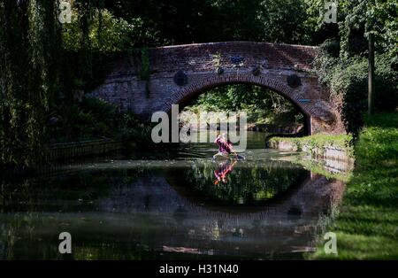 Canoisti godere del Basingstoke Canal vicino Winchfield, Hampshire. Foto Stock