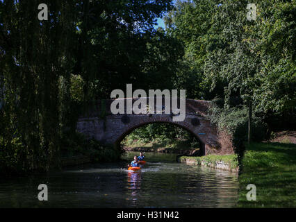 Canoisti godere del Basingstoke Canal vicino Winchfield, Hampshire. Foto Stock