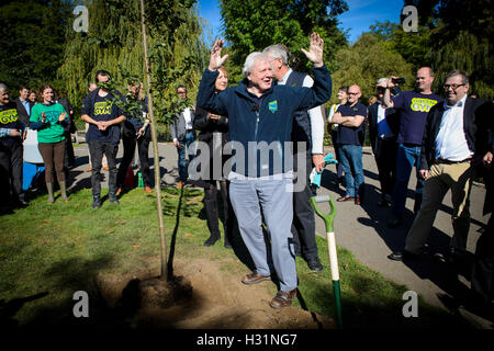 Sir David Attendborough è onorato in una cerimonia di piantagione di alberi dalla carità i volontari di conservazione (TCV) mentre celebra il suo 90° anno a Waterlow Park nel nord di Londra. Foto Stock