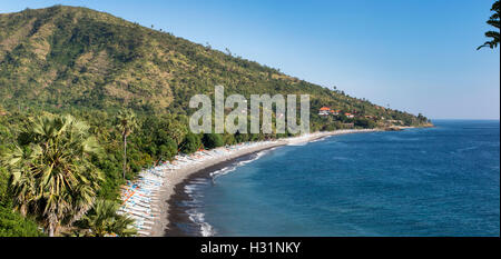 Indonesia, Bali, Amed, barche da pesca fodera east coast beach, panoramica Foto Stock