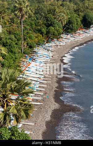 Indonesia, Bali, Amed, barche da pesca fodera east coast beach Foto Stock