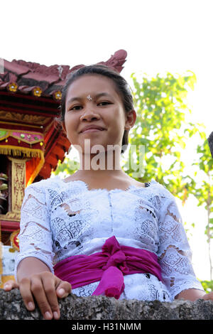 Indonesia, Bali, Amed, ragazza giovane vestito in abiti tradizionali per Kunungan festival indù Foto Stock