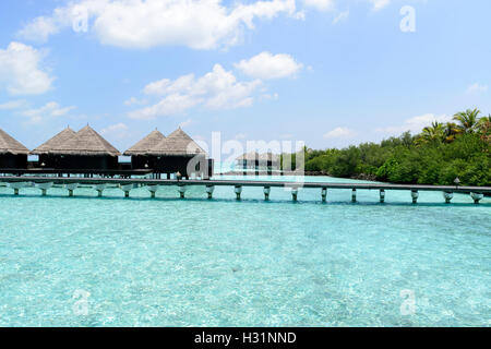 Case su palafitte sul mare. Maldive Foto Stock