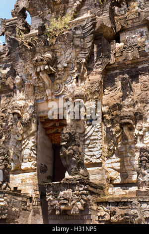 Indonesia, Bali, Sawan, Jagaraga, Pura Dalem tempio tradizionale scultura decorativa all'interno di ingresso Foto Stock