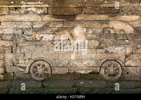 Indonesia, Bali, Sawan, Jagaraga, Pura Dalem tempio, esterna scolpita immagine in rilievo di automobile Foto Stock