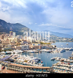 Monaco Montecarlo cityscape, principato antenna e vista sul porto Grattacieli, montagne e marina. Costa Azzurra. In Francia, in Europa. Foto Stock