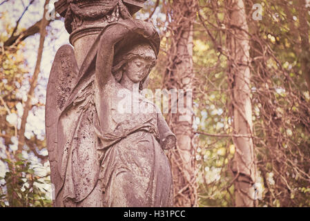 Vecchio danneggiato decadendo rovina angelo statua sulla tomba tomba presso il cimitero di Highgate East di Londra, Inghilterra. Foto Stock