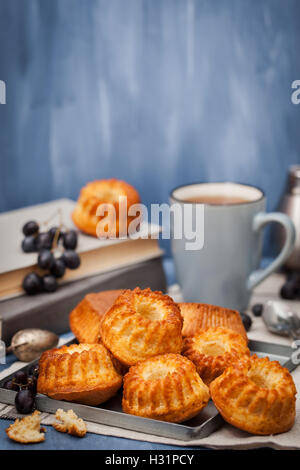 Freschi Fatti in casa deliziosi mini bundt dolci (Muffin) e la tazza di caffè sullo sfondo Foto Stock