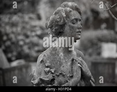 Lapide lapide statua di una donna nel profondo dolore presso il cimitero di Highgate East di Londra, Inghilterra. Foto Stock