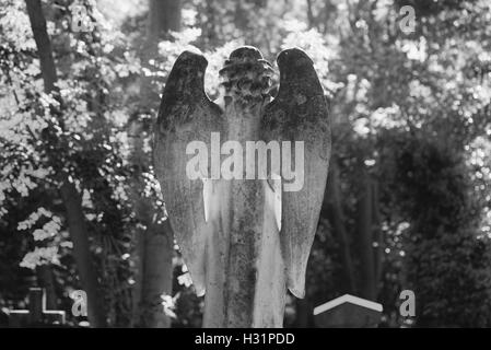 Angelo lapide lapide presso il cimitero di Highgate East di Londra, Inghilterra. Foto Stock