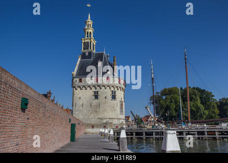 Storica Torre Hoofdtoren nel porto di Hoorn, Olanda Foto Stock