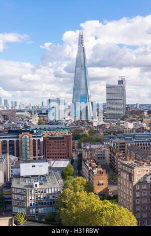 La Shard e ragazzo Ospedale con Canary Wharf in distanza. Preso dalla Tate Modern interruttore nuovo edificio piano superiore terrazza Foto Stock