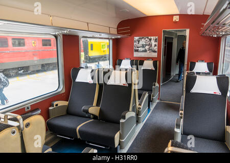 Passeggero di prima classe di alloggio di Trans Europ Express FFS RAe TEE II, un treno gestito dalle Ferrovie Federali Svizzere. Foto Stock