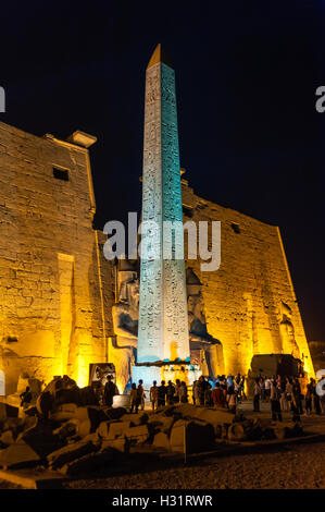 L'Egitto. Tempio di Luxor è un grande complesso templare fondata nel 1400 BC. L'entrata con la grande obelisco. Foto Stock