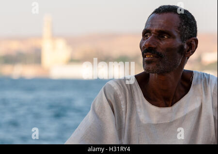 L'Egitto. Aswan sorge sulla riva orientale del Nilo. Una felucca è un tradizionale in legno barca a vela. Il nostro Nubian capitano che ci ha portato la vela sul Nilo. Foto Stock