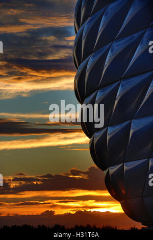 Tramonto al Allianz Arena - uno stadio di calcio di Monaco di Baviera, Germania con 75.000 posti a sedere, Foto Stock