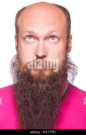 Ritratto di giovane calvo Uomo di pensiero con la barba guarda. isolato su bianco. Foto Stock