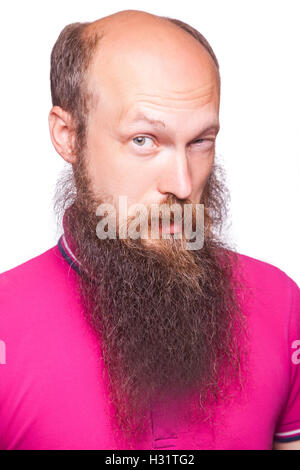 Ritratto di un divertente calvo uomo barbuto contro uno sfondo bianco isolato, studio shot. Foto Stock