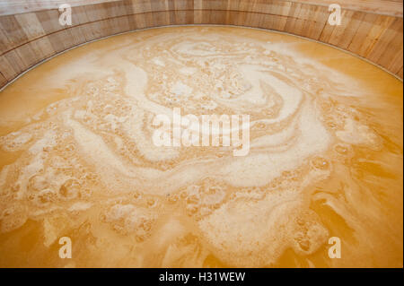 Fermentazione in legno serbatoio ad una distilleria in Portland, Maine. Foto Stock