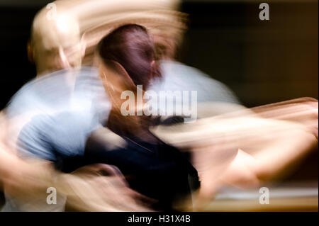 Immagine sfocata di gente a ballare Foto Stock