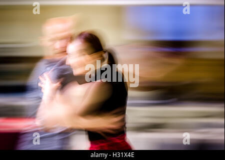 Immagine sfocata di gente a ballare Foto Stock