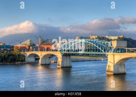 Un uccelli-eye-vista del capo John Ross (Market Street) ponte che attraversa il fiume Tennessee a Chattanooga, Tennessee. Foto Stock