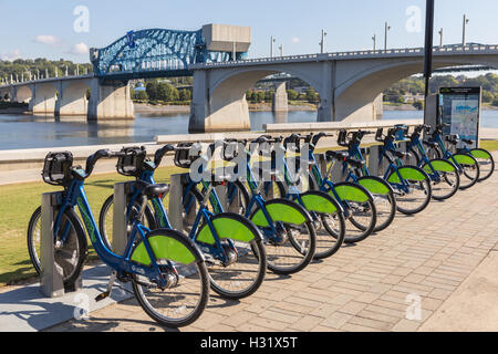 Biciclette attendere per piloti ad una bici Bicicletta Chattanooga sistema di transito docking station a Ross di sbarco a Chattanooga, Tennessee. Foto Stock