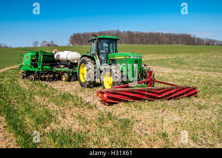 Pinza a crimpare a rullo su un trattore John Deere Foto Stock