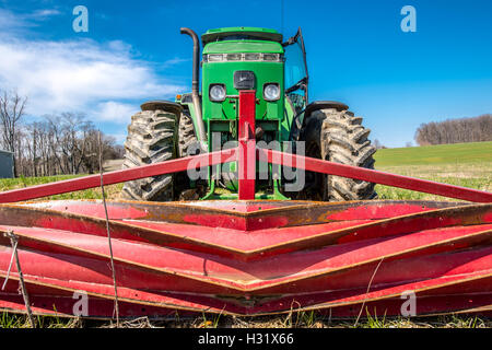 Pinza a crimpare a rullo su un trattore John Deere Foto Stock