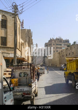 Strada di Aleppo, vista la cittadella, Siria 2008 Foto Stock