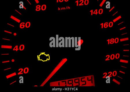Spia di verifica del motore. Cruscotto di automobile in primo piano Foto Stock